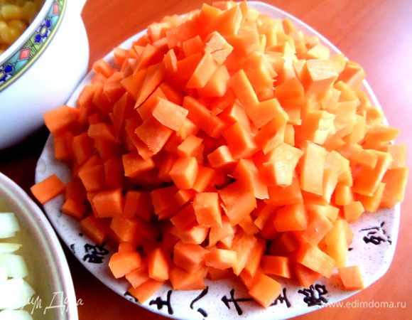 Подготовим овощи...Морковь нарезать на кубики...