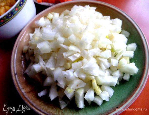 Много лука измельчить...