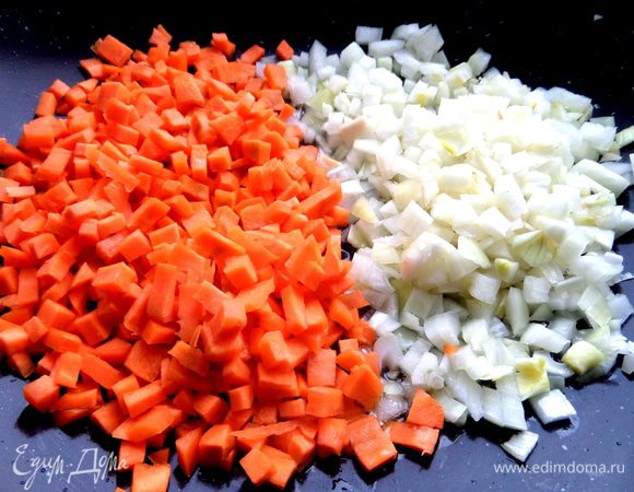 Я готовила в глубокой сковороде вок...Налить масла,разогреть и высыпать овощи.