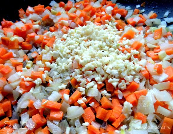 Измельчить чеснок и добавить в овощи.