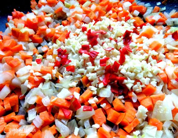 Острый перец покрошить...,можно и больше,кто уверен,но я взяла пока один стручок)))