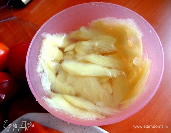 Имбирь был дома маринованный (очень удобно сделать заранее и он долго храниться в холодильнике и не портится!). Рецепт здесь: http://www.edimdoma.ru/retsepty/60244-marinovannyy-imbir