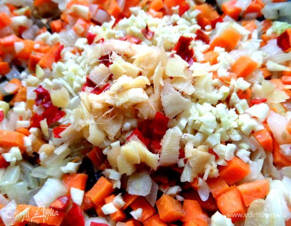 Нарезать его кусочками в сковороду...