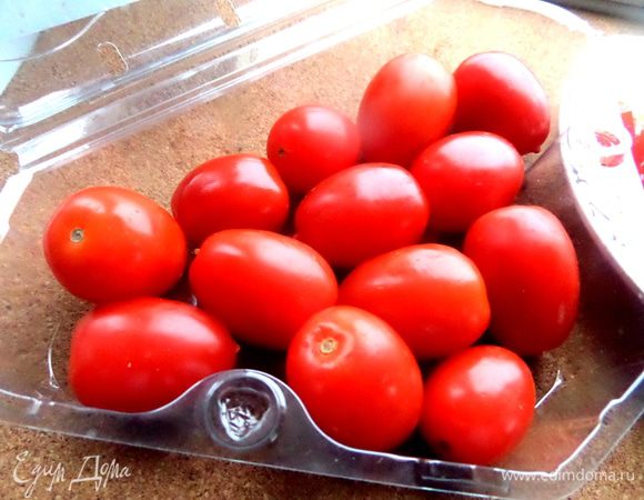 Черри (можно обычные томаты!) промываем...