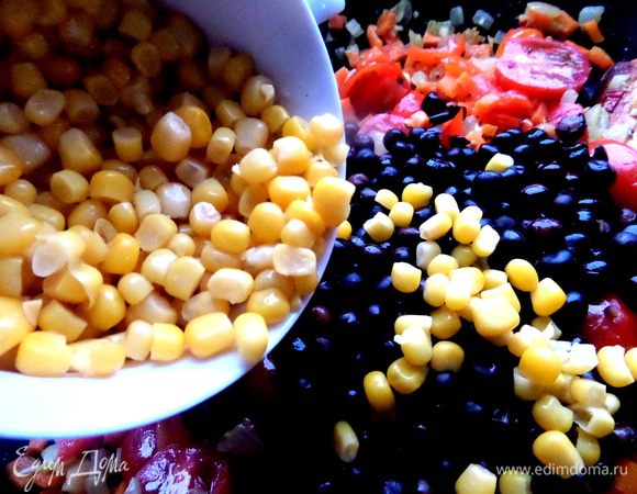 Кукурузу...,у меня остатки из банки.