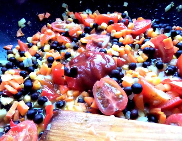 Томатную пасту или кетчуп...Разбавить водой парой стаканов.