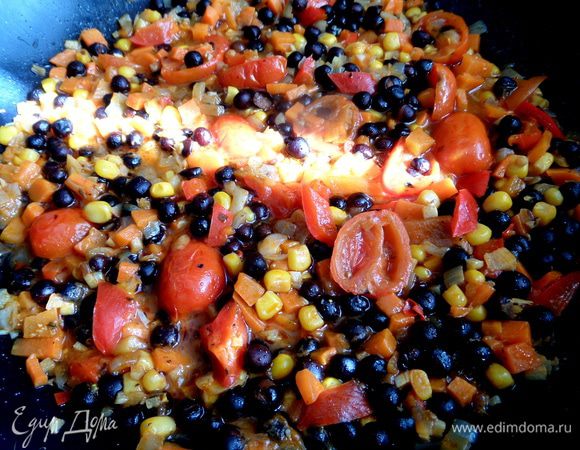 Закрываем крышкой и тушим на маленьком огне час.