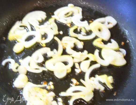 Духовку разогреть до 180 град., помидоры порезать пополам (у меня – бакинские, они крупнее, чем черри, поэтому я их порезала на 3-4 части).
Выложить помидоры на противень срезом вверх, полить оливковым маслом, присыпать сушеным базиликом, запечь в духовке (7 мин.).
Лук нарезать полукольцами, поджарить на оливковом масле.
