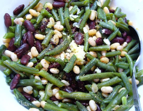 Смешать три вида фасоли. Выдавить зубчик чеснока.