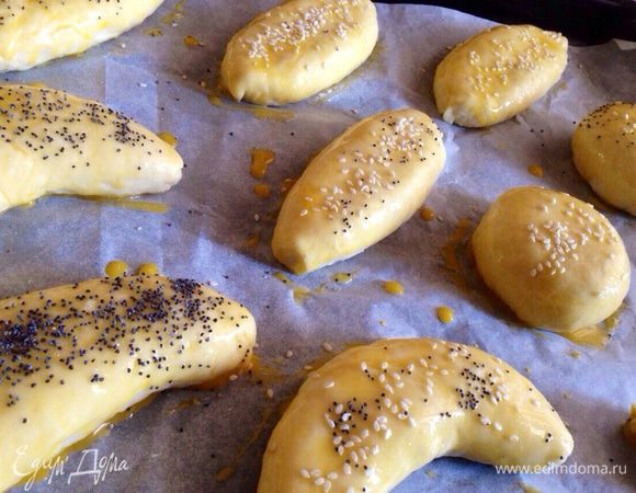 В желток (который мы оставили) добавить 2 ст.л.  растительного масла и слегка взбить вилкой.Сложить пирожки на противень,смазать желтком и посыпать маком или кунжутом.
