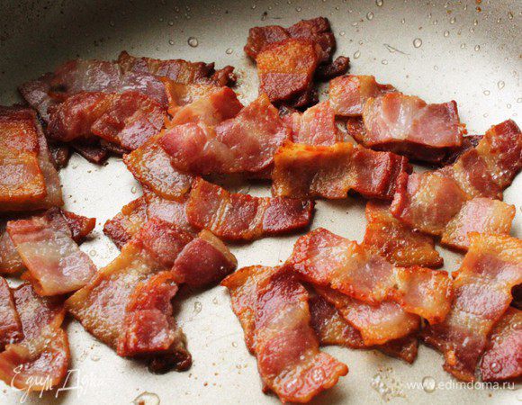 Бекон нарезать небольшими пластиками, обжарить на сухой сковороде, пока из него не вытопится жир...