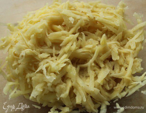 Картофель очистить и натереть на крупной терке.