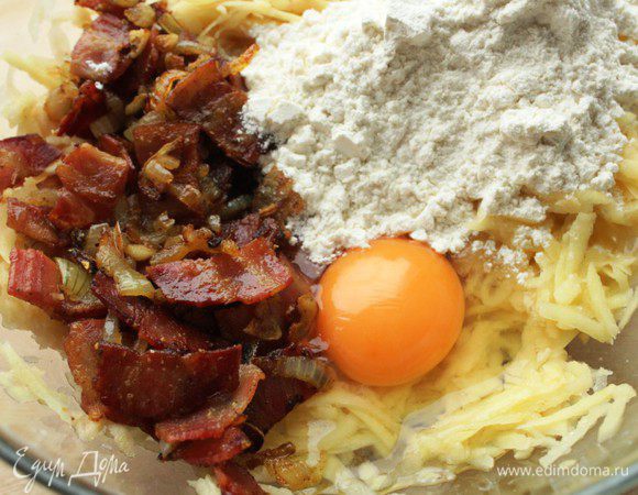 Соединить картофель с беконом, яйцом и мукой. Посолить, добавить сухой майоран, хорошо перемешать.