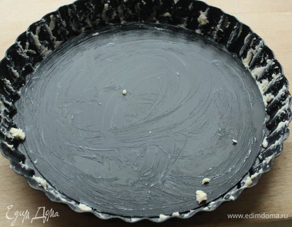 Форму смазать сливочным маслом.