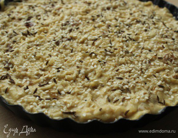 Выложить картофельную массу в форму и хорошо разровнять. По желанию посыпать кунжутом и тмином...