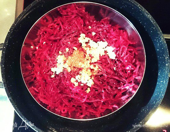 Добавить мелко нарезанный чеснок, перец, уксус и соль. Поставить миску на водяную баню на 20-30 минут.