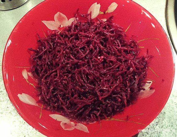 На сковороде разогреть масло. Залить свеклу, перемешать. Поставить под гнет в прохладное место на 12 часов. 