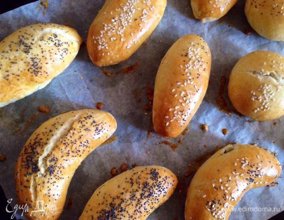 Выпекаем пирожки при температуре 180 градусов 20-25 минут. Пирожки накрыть полотенцем,и дать им чуть-чуть остыть!