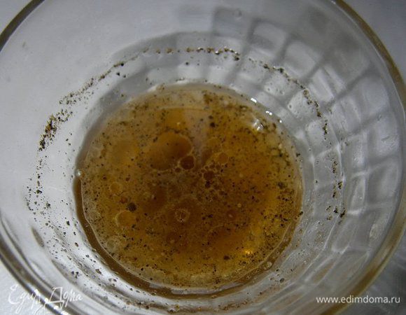 Для маринада: смешать уксус с мёдом, добавить чёрный и душистый перец, перемешать.