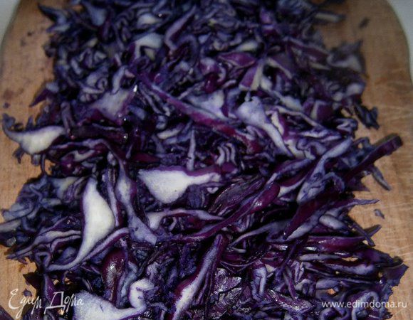 Красную капусту тонко нашинковать.