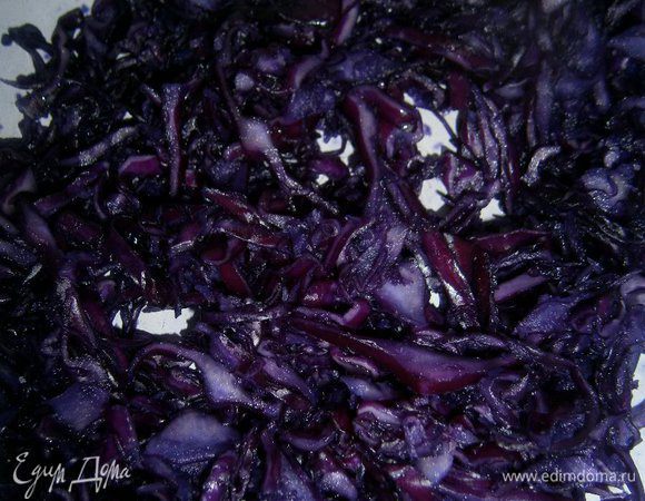 Сложить в миску, добавить соль, сахар и хорошо  помять руками.