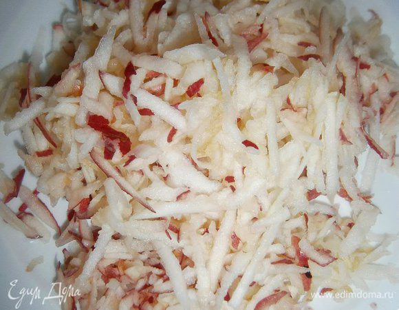 Яблоко натереть на крупной тёрке.