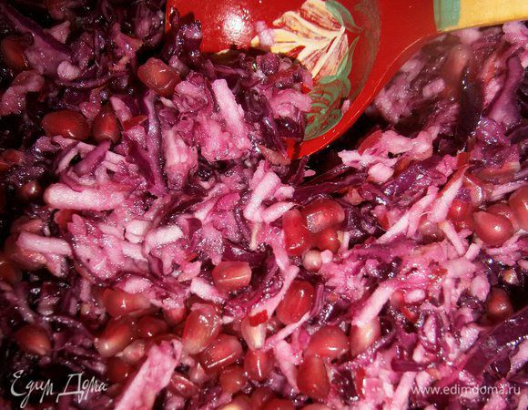 К капусте добавить тёртое яблоко, зёрна граната, залить маринадом и всё хорошо перемешать.