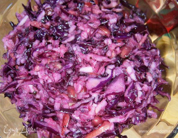 Выложить в салатник, накрыть пищевой плёнкой и поставить в холодильник на ночь (чем дольше маринуется, тем вкуснее).