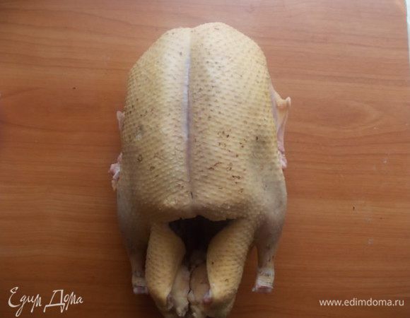 Утку хорошо вымыть и обсушить. У меня была небольшая, мускусная. Если у вас пекинская, то рулет будет жирнее.