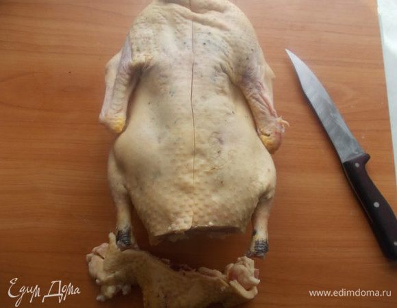 Срезаем ей "попку" и разрезаем вдоль спины.