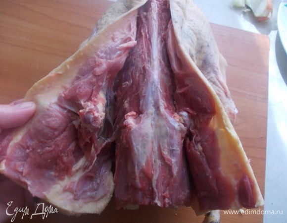 Аккуратно,острым ножом,начинаем срезать мясо с каркаса. Будьте осторожны,кожа должна остаться целой.