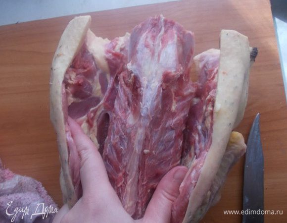 Все дальше и дальше срезаем,лучше когда утка,хорошо застыла в холодильнике.