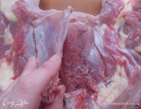 Затем срезаем кость с грудки,будьте осторожнее,в центре у грудки,тонкая кожа!!!!