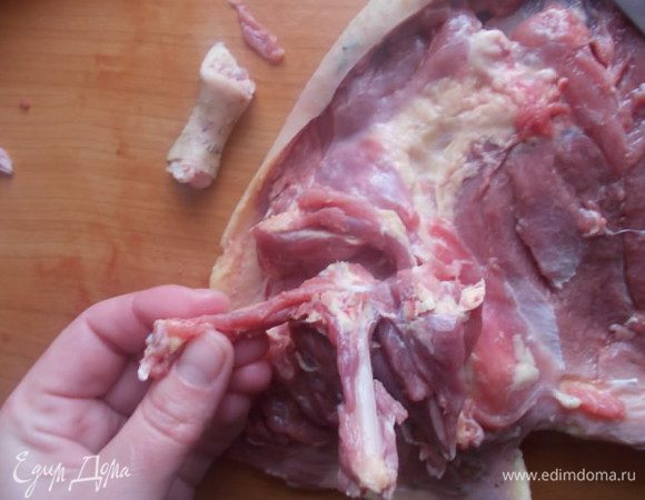 Также вырезаем кость с ножек, обрубаем кончик и выворачиваем во внутрь,срезая ножом мясо, которое мешает.