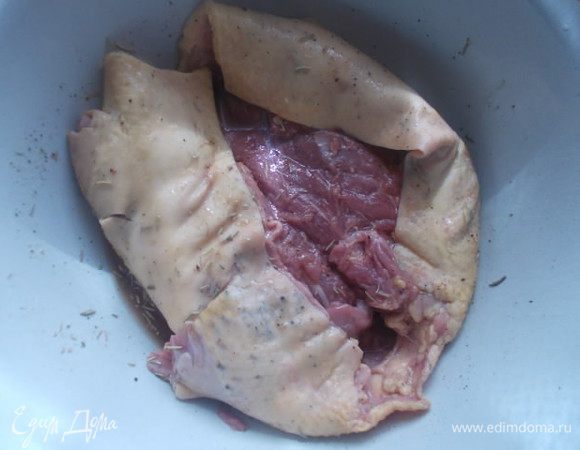 Залить нашу тушку вином, добавить розмарина,пару долек чеснока раздавить ,посолить и поперчить.