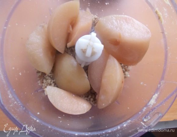 В блендере измельчить финики с орехами, добавить фрукты.