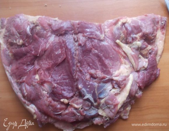 Мясо вынуть из маринада и обсушить салфеткой. Там, где мяса больше,например в области грудки,срезать немного и эти кусочки положить там,где мяса нет,а больше кожи.