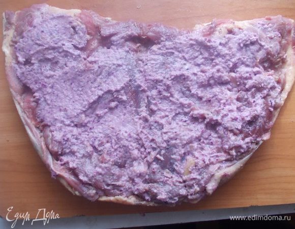 Смазать начинкой.