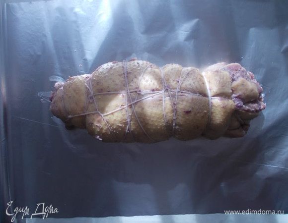 И перевязать ниткой,завернуть в несколько слоев фольги. Запекать около 1.5 часа,при 180С.