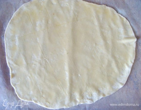 Просеянную муку смешать с водой и 1 с/л оливкового масла, замесить тесто, завернуть в пленку пищевую, оставить на 30 минут. Разделить тесто на 2 части. Раскатать толщиной 1.5 мм помазать оливковым маслом, присыпать солью. 
