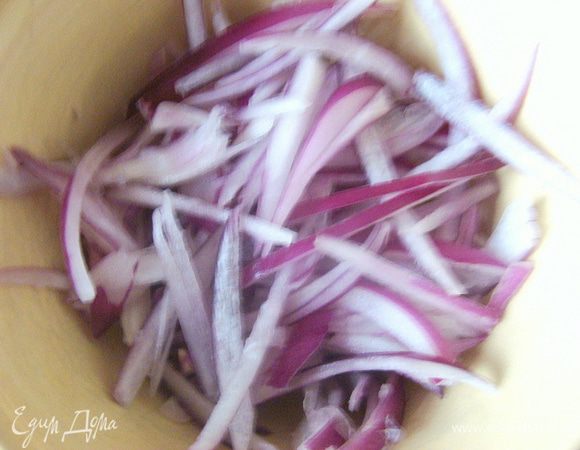 Лук тонко порезать, залить уксусом, оставить на 15 минут.