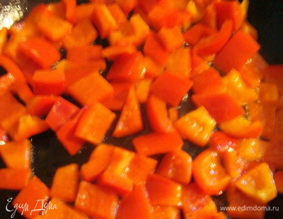 Перец порезать и обжарить на растительном или оливковом масле на сильном огне до полуготовности, немного присолив.