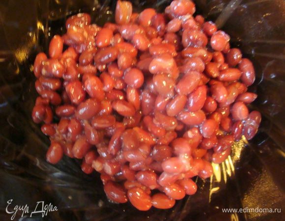 Фасоль слить, поместить в миску.