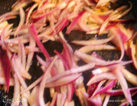 Промаринованный лук, выложить на раскаленную сковороду, на которой обжаривался перец и прокалить его в течении 1 минуты на сильном огне, постоянно помешивая. Добавить к фасоли и перцу.