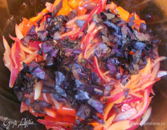 Базилик порезать, присыпать салат и перемешать.