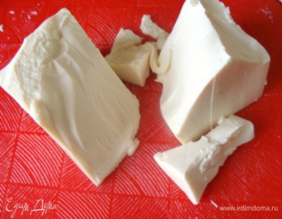 Тофу. По консистенции похож на отварной белок. Вкус практически отцутствует, поэтому прекрасно впитывает в себя предложенные ароматы и пряности.