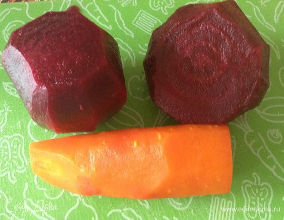 Отварить морковь и свеклу.
