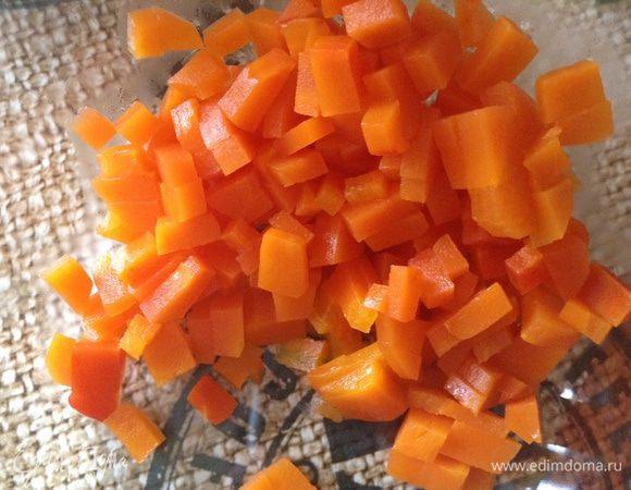 Нарезать кубиками морковь,