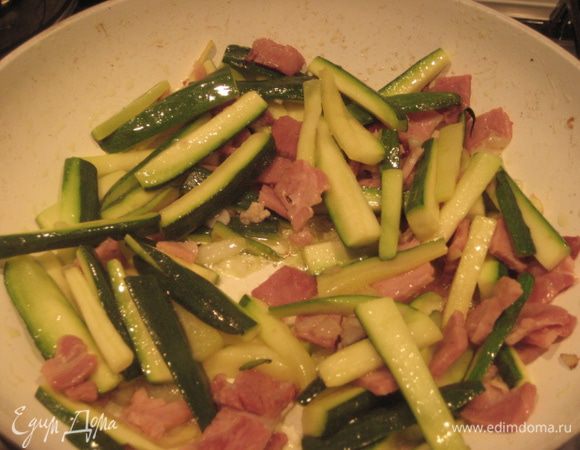 Цуккини порезать немелкой соломкой, чтобы не превратились в кашу в процессе обжаривания. Добавить к ветчине и луку, обжарить 5 минут.