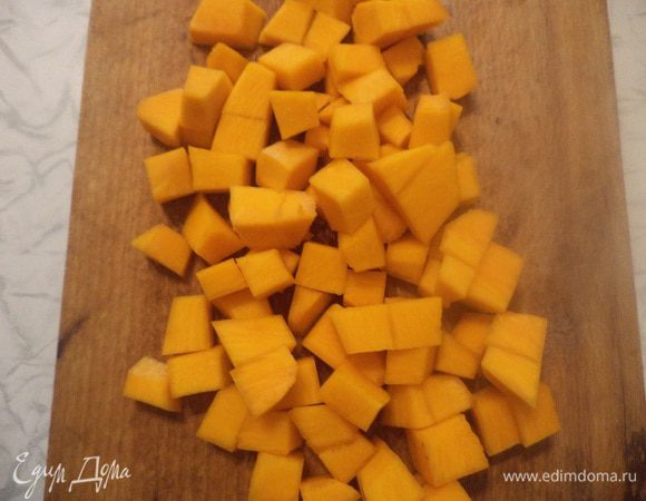 Тыкву почистить и нарезать маленькими кубиками.
Морковь очистить и нарезать кружочками.
Репчатый лук почистить и нарезать полукольцами.
Сладкий перец очистить от семян и нарезать кубиками.